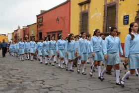 Escuela Bilingüe José Vasconcelos students marching in a parade, San Miguel de Allende, Mexico – Best Places In The World To Retire – International Living