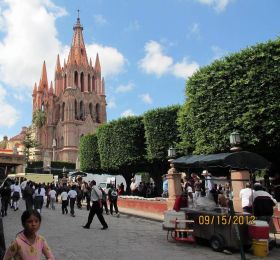 People walking outside the parroquia in San Miguel de Allende – Best Places In The World To Retire – International Living