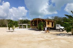 Ed Parrish setting up his new house on the beach of Corozal, Belize – Best Places In The World To Retire – International Living