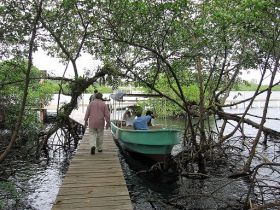 Floating doctors on small doc in Panama – Best Places In The World To Retire – International Living