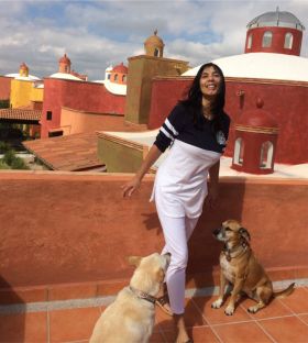 Jet Metier on mirador with dogs in San Miguel de Allende